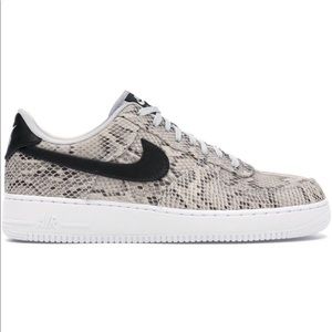 NIKE AIR FORCES